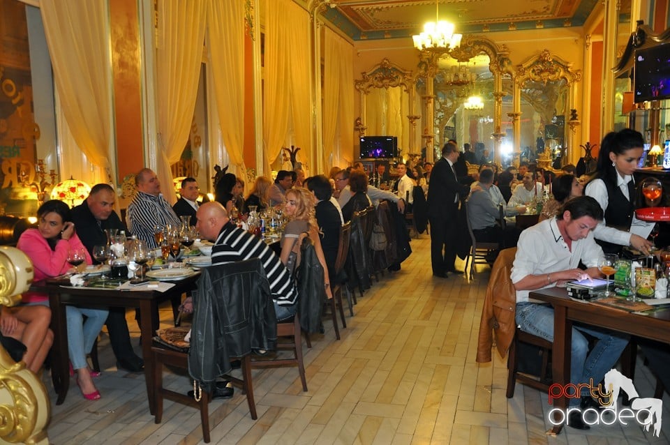 Prezentare de modă în Butoiul de Aur, Butoiul de Aur