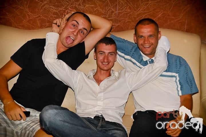 Pyjama Party în Club Seven, 