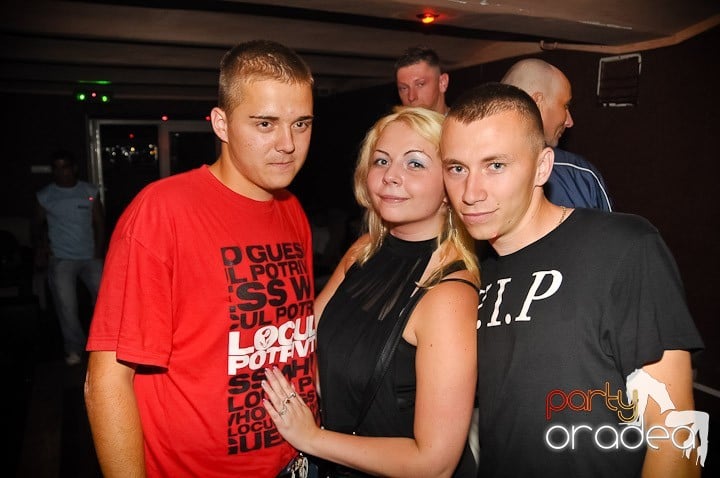 Pyjama Party în Club Seven, 