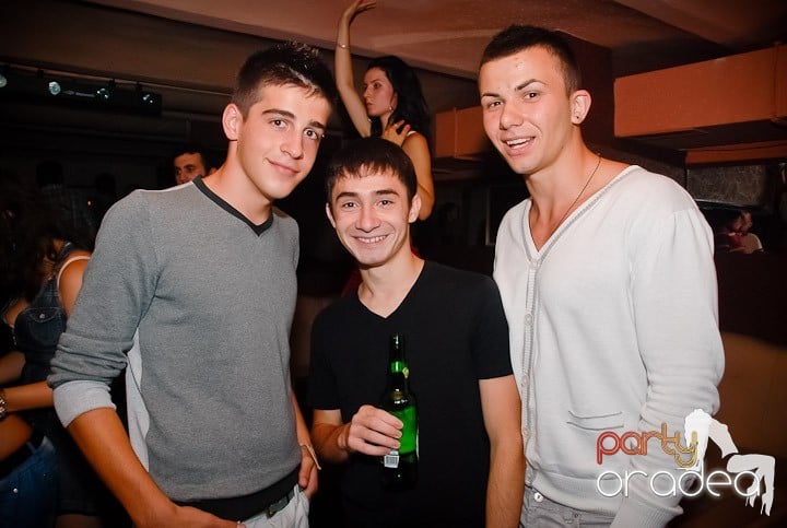 Pyjama Party în Club Seven, 