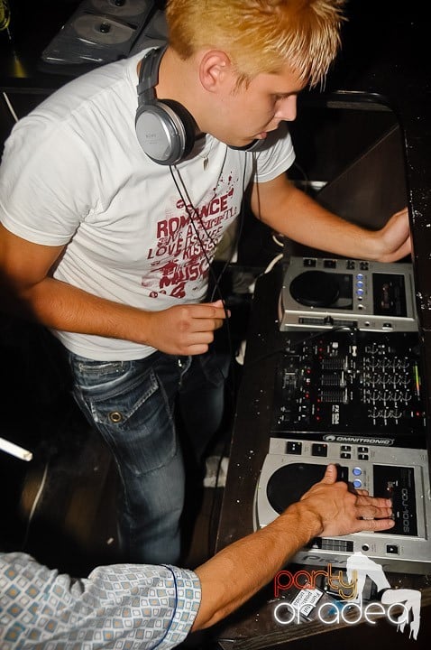 Pyjama Party în Club Seven, 