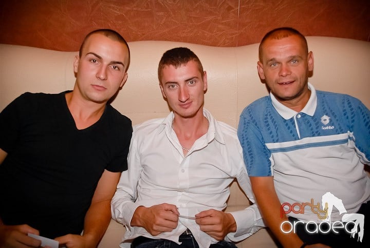 Pyjama Party în Club Seven, 