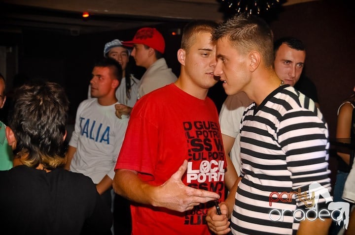 Pyjama Party în Club Seven, 