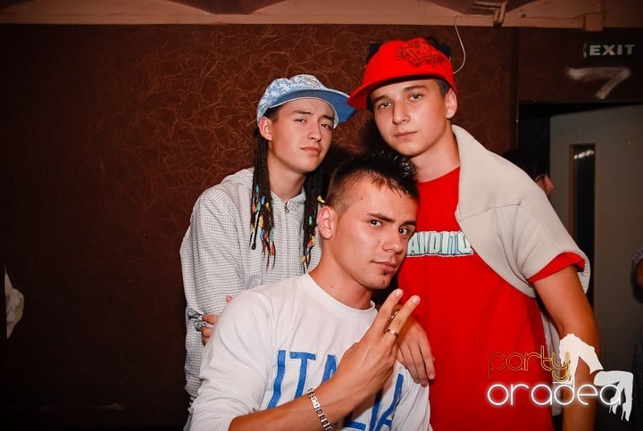 Pyjama Party în Club Seven, 