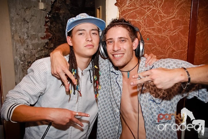 Pyjama Party în Club Seven, 