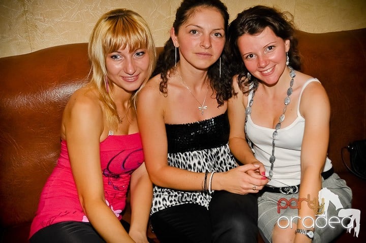 Pyjama Party în Club Seven, 