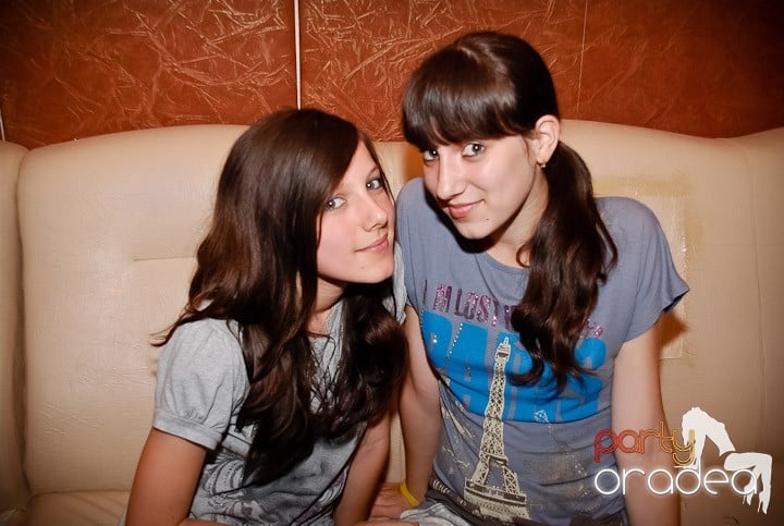 Pyjama Party în Club Seven, 