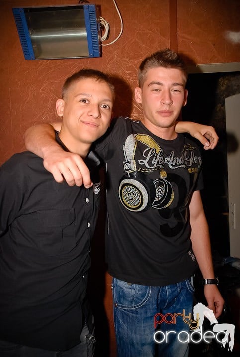 Pyjama Party în Club Seven, 