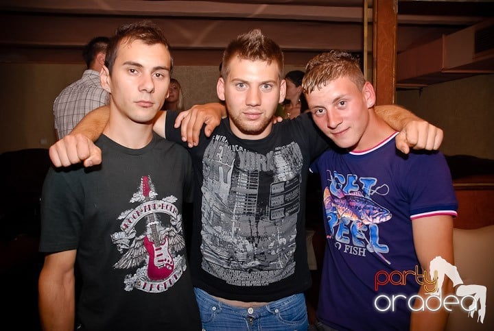 Pyjama Party în Club Seven, 