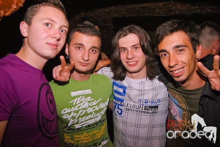 Respiră distracţia în Club Escape, 