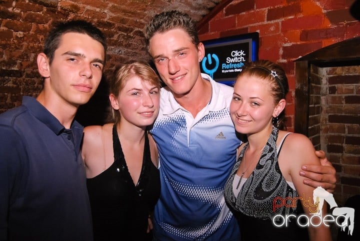 Respiră distracţia în Club Escape, 