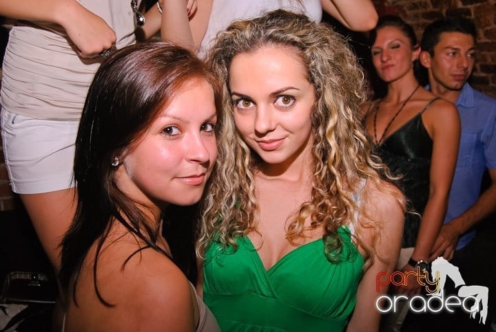 Respiră distracţia în Club Escape, 