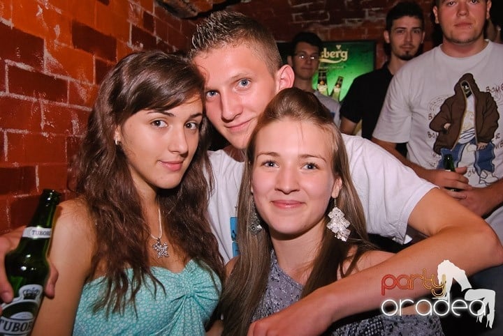 Respiră distracţia în Club Escape, 