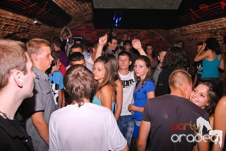 Respiră distracţia în Club Escape, 