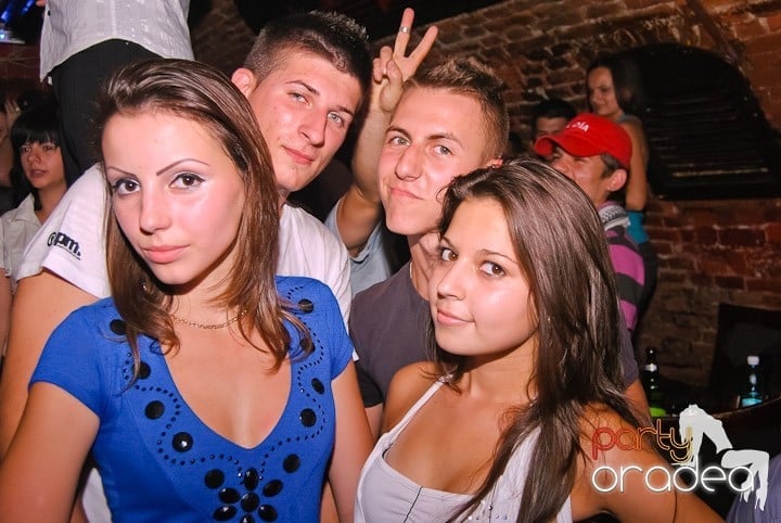 Respiră distracţia în Club Escape, 