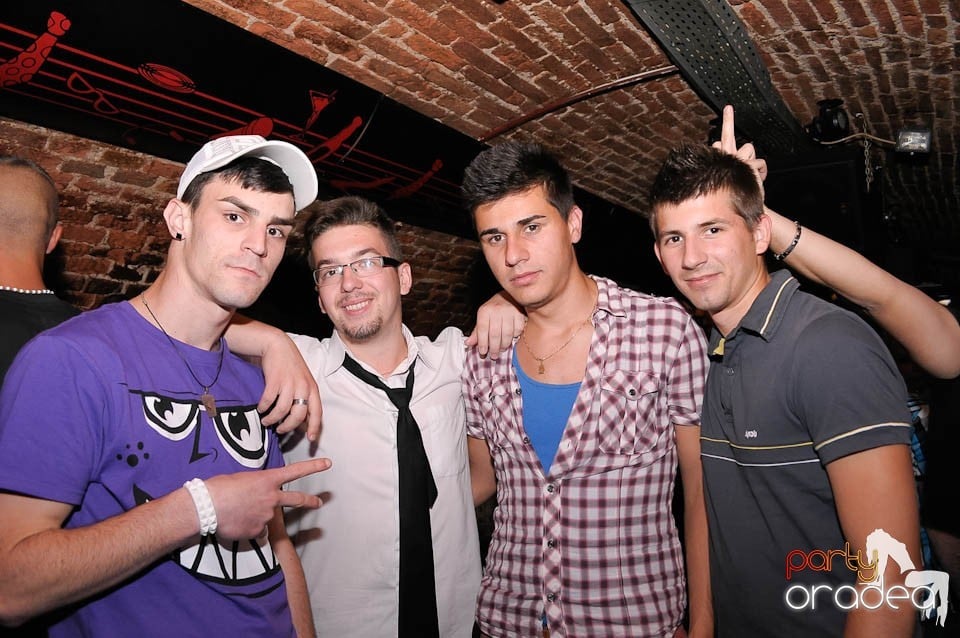 Retro Party în Club Escape, 