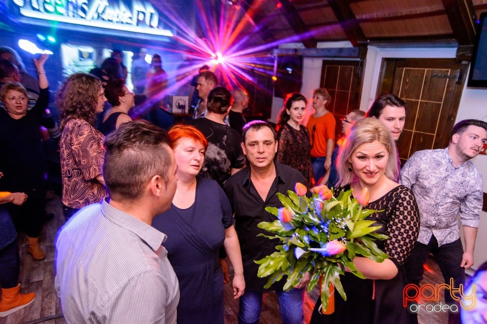 Retro Party, Queen's Music Pub
