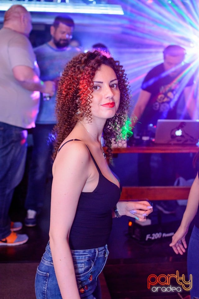Retro Party, Queen's Music Pub
