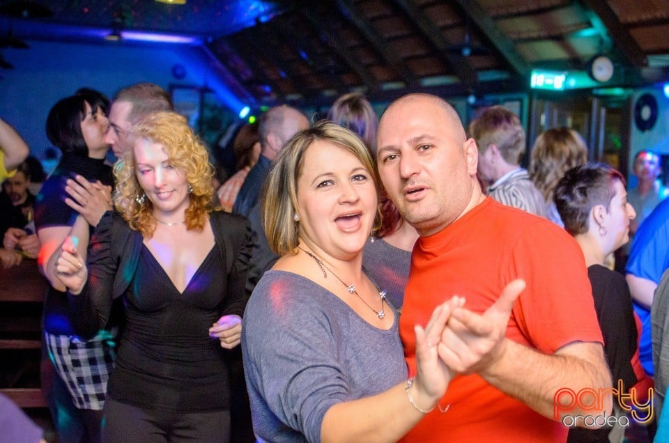Retro Valentine's Day, Queen's Music Pub