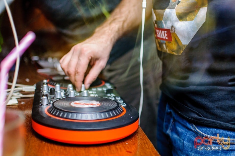 Retro vs New House Party, Juice