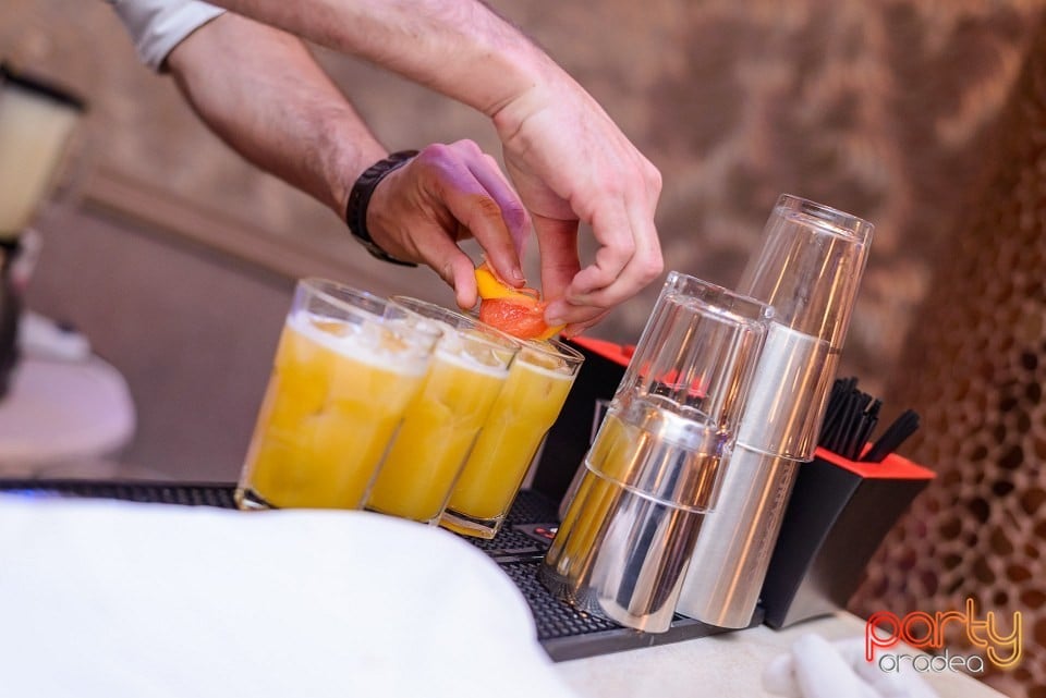 Revelion în Hotel Internaţional, Hotel Internaţional