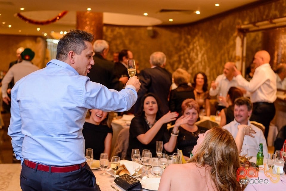 Revelion în Hotel Internaţional, Hotel Internaţional