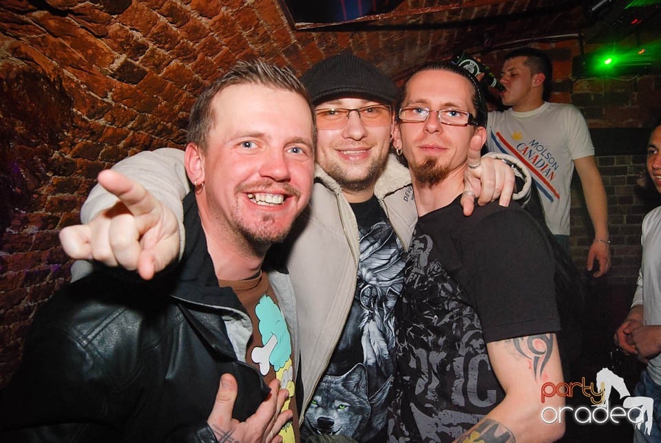 Sâmbătă e party în Club Escape, 