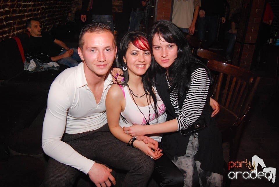 Sâmbătă e party în Club Escape, 