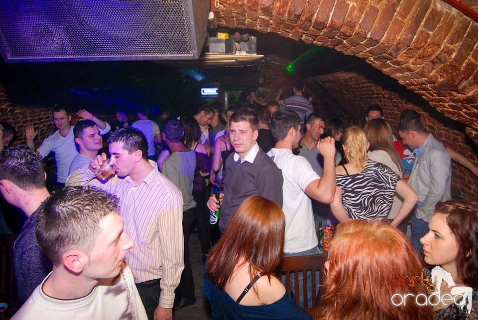 Sâmbătă e party în Club Escape, 