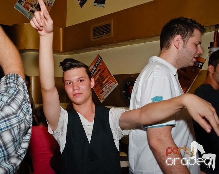 Sâmbătă începe distracţia în Yellow Submarine, 