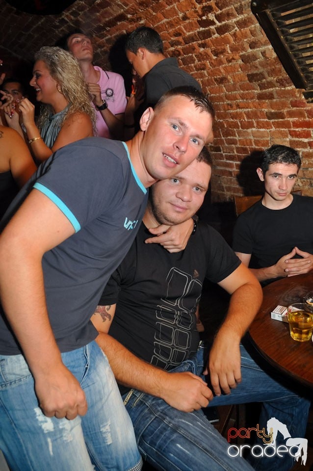 Sâmbătă noaptea în Club Escape, 