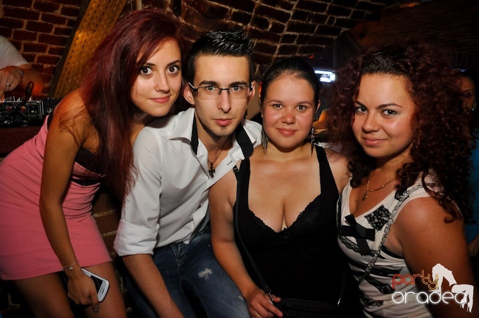 Sâmbătă noaptea în Club Escape, 