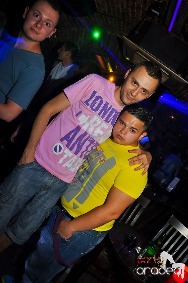 Sâmbătă noaptea în Club Escape, 