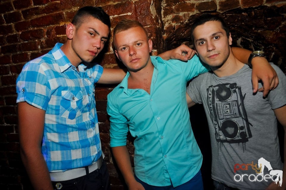 Sâmbătă noaptea în Club Escape, 