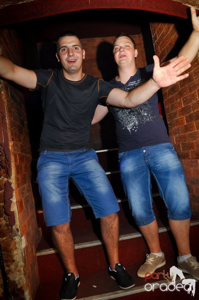 Sâmbătă noaptea în Club Escape, 