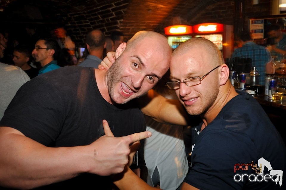 Sâmbătă noaptea în Club Escape, 