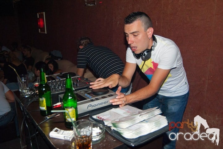 Sâmbătă noaptea în Club Seven, 