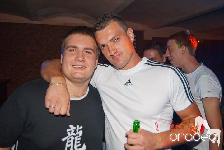 Sâmbătă noaptea în Club Seven, 