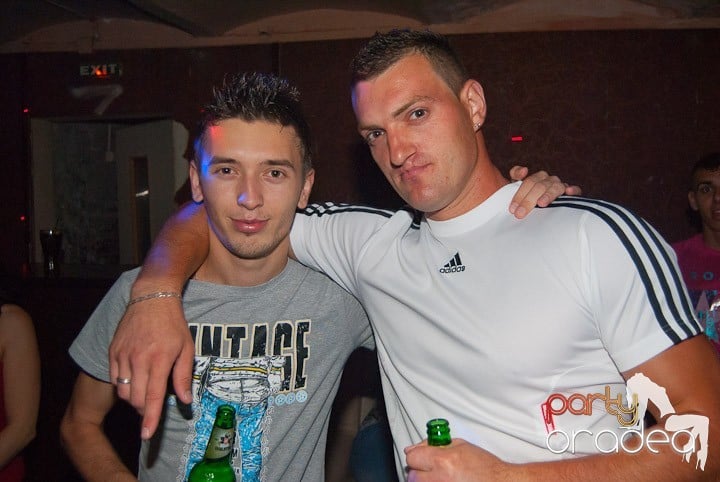 Sâmbătă noaptea în Club Seven, 