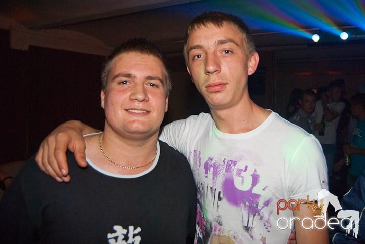 Sâmbătă noaptea în Club Seven, 