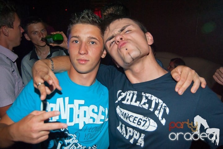 Sâmbătă noaptea în Club Seven, 