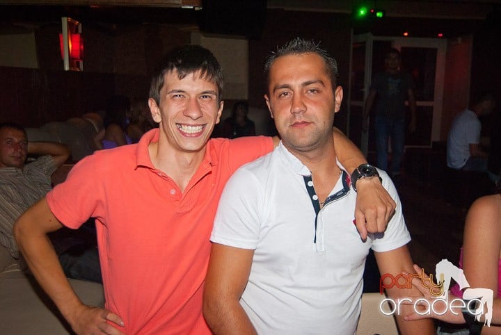 Sâmbătă noaptea în Club Seven, 