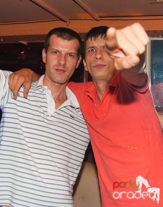 Sâmbătă noaptea în Club Seven, 