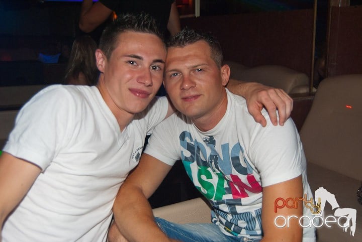 Sâmbătă noaptea în Club Seven, 