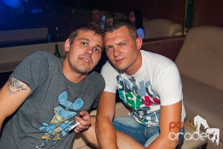 Sâmbătă noaptea în Club Seven, 