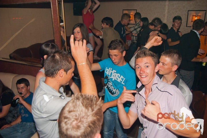 Sâmbătă noaptea în Club Seven, 