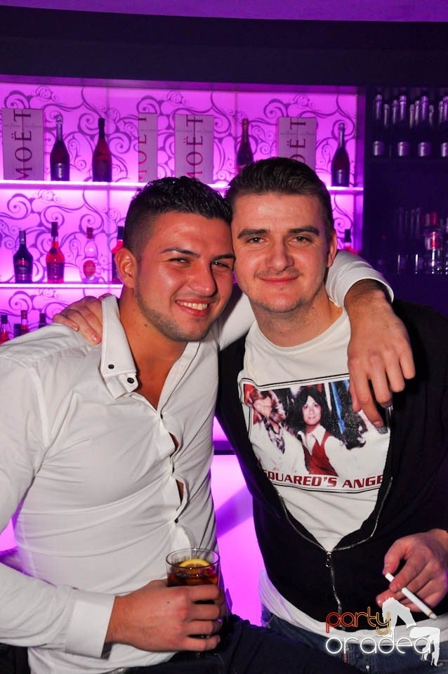 Sâmbătă petrecem în Club Life, 