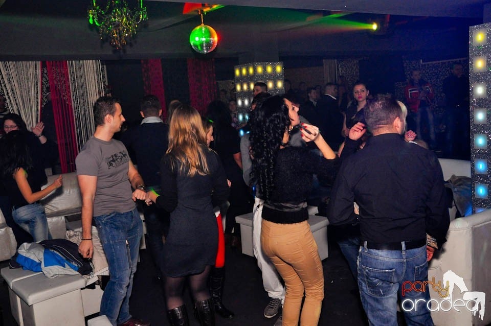 Sâmbătă petrecem în Club Life, 