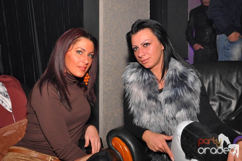 Sâmbătă petrecem în Club Life, 