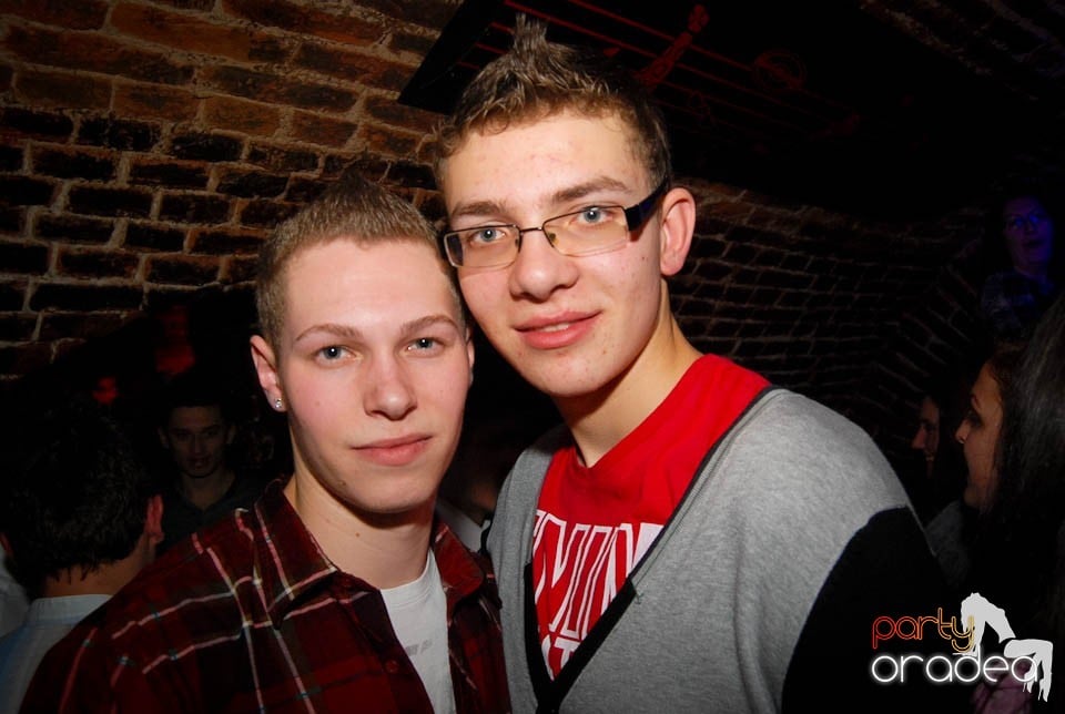 Sâmbătă seara în Club Escape, 